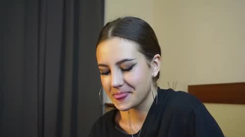 Snapshot of laureencadriel chatting on November 4, 2025, 7:29 am Monica online show from November 4, 2025, 7:29 am