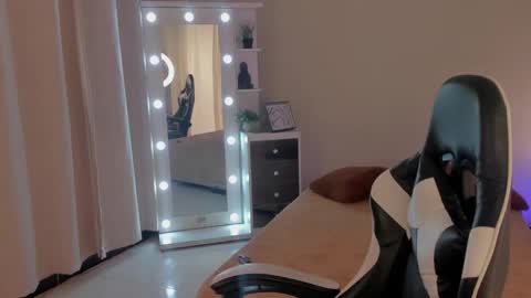 Snapshot of leahaltomm chatting on March 6, 2025, 6:48 pm leahaltomm online show from March 6, 2025, 6:48 pm