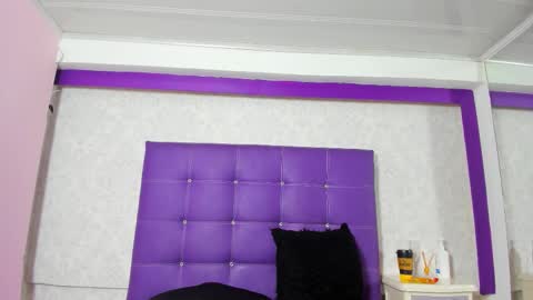 Snapshot of leamoreau__ chatting on October 21, 2025, 11:00 am leamoreau__ online show from October 21, 2025, 11:00 am
