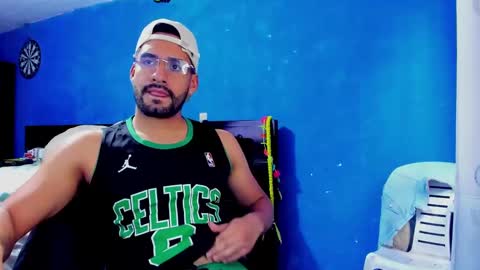 Snapshot of leon__hart chatting on December 28, 2024, 6:40 pm Leon Hart online show from December 28, 2024, 6:40 pm