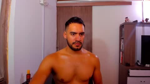 Snapshot of leon__hart chatting on February 11, 2025, 10:28 pm Leon Hart online show from February 11, 2025, 10:28 pm