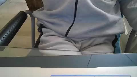 Snapshot of leoufdedingue chatting on October 13, 2025, 6:46 am CESTMOI75100 online show from October 13, 2025, 6:46 am