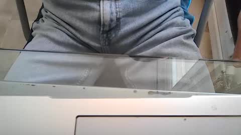 Snapshot of leoufdedingue chatting on October 24, 2025, 9:17 am CESTMOI75100 online show from October 24, 2025, 9:17 am