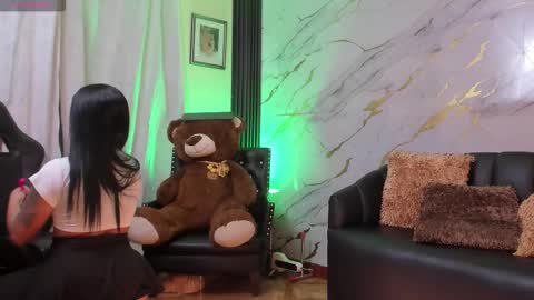 Snapshot of lesly_w chatting on October 15, 2025, 8:58 am I am here from Monday to Friday from 730 am to 130 pm Colombia time and saturday from 500 am to 1000 am .... Soon Blue page online show from October 15, 2025, 8:58 am