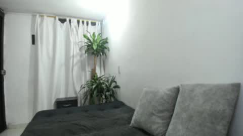 Lia y Felipe --  online show from October 25, 2025, 1:02 am