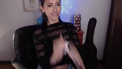 Snapshot of lia_smith87 chatting on December 13, 2024, 4:11 am Laura online show from December 13, 2024, 4:11 am