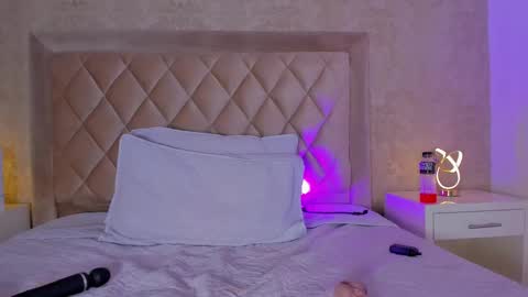 Lia online show from February 9, 2025, 8:54 am