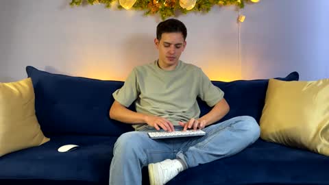 Snapshot of liam_enzho chatting on December 31, 2024, 4:57 pm Liam online show from December 31, 2024, 4:57 pm