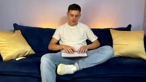 Snapshot of liam_enzho chatting on January 19, 2025, 11:10 pm Liam online show from January 19, 2025, 11:10 pm