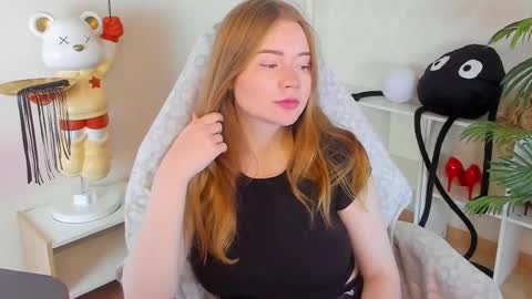 Snapshot of lillie_berry chatting on October 18, 2025, 4:48 am lillie_berry online show from October 18, 2025, 4:48 am