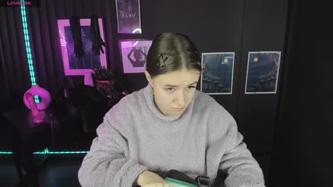 Snapshot of lily_moonlight chatting on December 21, 2024, 7:03 am Lily online show from December 21, 2024, 7:03 am