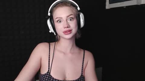 linacute52 online show from November 9, 2025, 11:47 pm