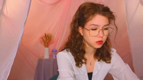 Snapshot of lisa_roses chatting on January 28, 2025, 2:32 am Lisa online show from January 28, 2025, 2:32 am