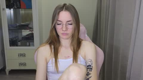 Snapshot of littlevildevil chatting on January 10, 2025, 12:04 pm Eliana online show from January 10, 2025, 12:04 pm