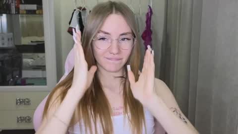 Snapshot of littlevildevil chatting on January 28, 2025, 2:21 pm Eliana online show from January 28, 2025, 2:21 pm