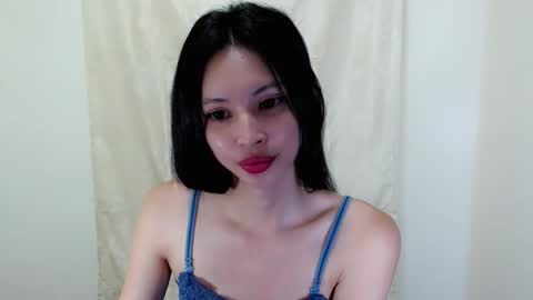 Snapshot of liviacum_ chatting on October 26, 2025, 12:05 am Lvia online show from October 26, 2025, 12:05 am