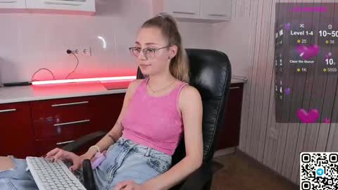 Snapshot of livyybosom chatting on November 5, 2025, 6:30 pm My name is Livy Nice to meet you Thumbs up please its important online show from November 5, 2025, 6:30 pm