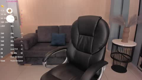 Snapshot of lizzhamilton_ chatting on March 2, 2025, 12:09 am Lizzi online show from March 2, 2025, 12:09 am