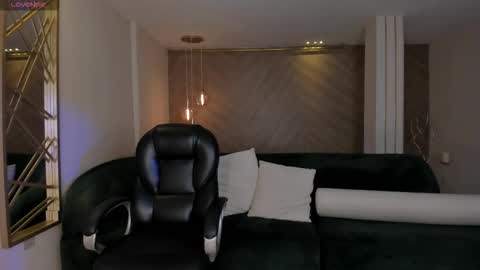 Snapshot of lizzhamilton_ chatting on October 16, 2025, 9:49 pm Lizzi online show from October 16, 2025, 9:49 pm