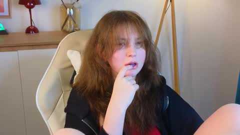 Snapshot of lolly_pump chatting on October 16, 2025, 3:46 pm Mona online show from October 16, 2025, 3:46 pm