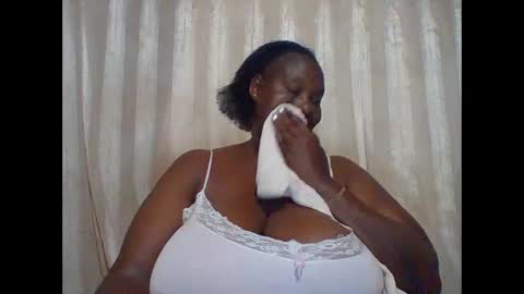 Snapshot of lovebigmelon chatting on February 5, 2025, 10:33 pm Lynn online show from February 5, 2025, 10:33 pm