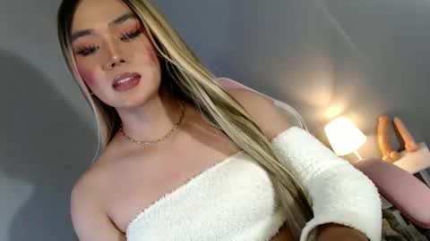 Snapshot of lovers_moon22 chatting on December 12, 2024, 3:54 am lovers moon22 online show from December 12, 2024, 3:54 am