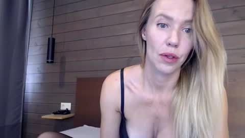 Snapshot of luckymila chatting on October 10, 2025, 10:25 am Mila Novak online show from October 10, 2025, 10:25 am