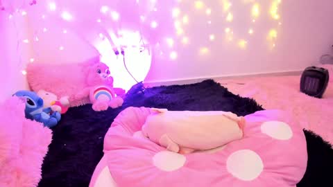 Snapshot of lucyy_peach chatting on January 19, 2025, 10:28 am LUCYY FROM HOME  online show from January 19, 2025, 10:28 am