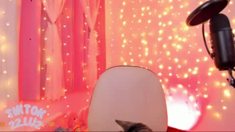 Snapshot of lucyy_peach chatting on January 28, 2025, 8:14 am LUCYY FROM HOME  online show from January 28, 2025, 8:14 am