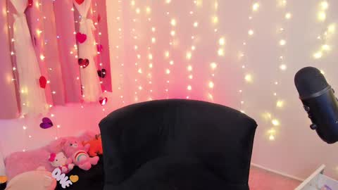 Snapshot of lucyy_peach chatting on February 22, 2025, 10:42 pm LUCYY FROM HOME  online show from February 22, 2025, 10:42 pm
