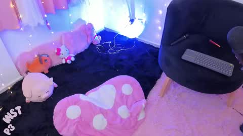 Snapshot of lucyy_peach chatting on March 9, 2025, 1:04 am LUCYY FROM HOME  online show from March 9, 2025, 1:04 am