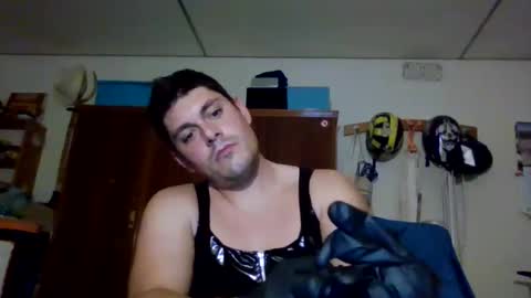 Snapshot of luis2423 chatting on October 21, 2025, 8:09 pm A slave to the mistress.. un esclavo para las amas dominantes. online show from October 21, 2025, 8:09 pm