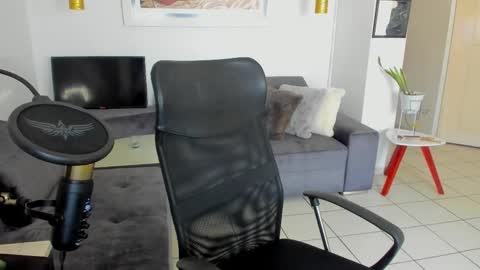 Snapshot of lulu_lopez chatting on February 12, 2025, 2:43 pm Lau online show from February 12, 2025, 2:43 pm