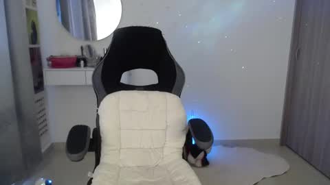 Snapshot of luna_mails chatting on October 9, 2025, 6:06 pm Luna online show from October 9, 2025, 6:06 pm