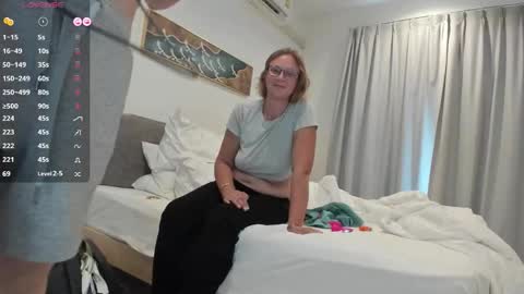 Snapshot of lunapearl__ chatting on October 29, 2025, 6:59 am LunaPearl online show from October 29, 2025, 6:59 am