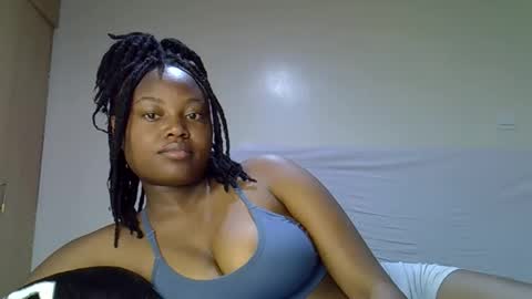 Snapshot of luvly_ebonny chatting on October 22, 2025, 12:33 am Tracy online show from October 22, 2025, 12:33 am