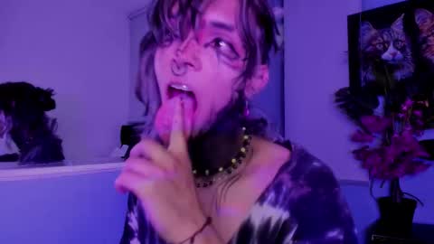 Snapshot of luxiel_ chatting on November 12, 2025, 10:41 pm Luxiel 3 online show from November 12, 2025, 10:41 pm