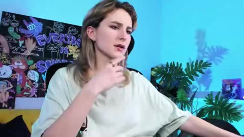 Snapshot of luxrayi chatting on February 17, 2025, 9:19 pm Ray online show from February 17, 2025, 9:19 pm