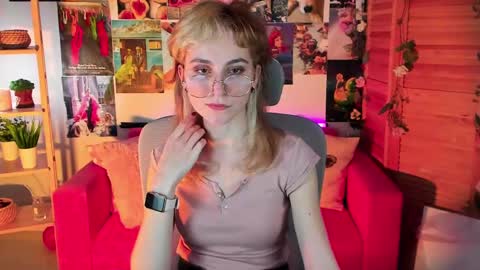 Snapshot of luxrayi chatting on March 12, 2025, 9:35 pm Ray online show from March 12, 2025, 9:35 pm