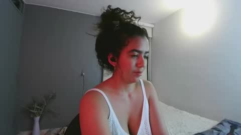 Snapshot of maithe_perroni chatting on March 8, 2025, 1:06 am   Lauu online show from March 8, 2025, 1:06 am