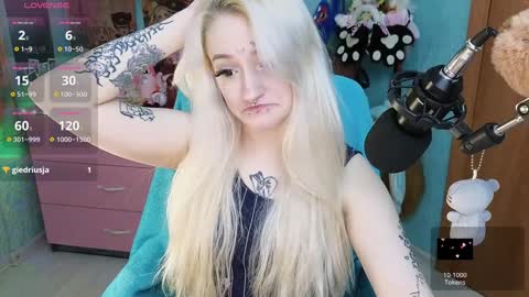 Snapshot of manuela_unicorn chatting on December 12, 2024, 8:21 pm Manuela online show from December 12, 2024, 8:21 pm