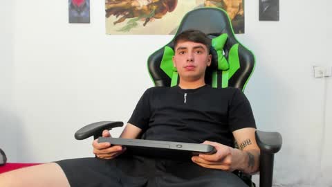 Snapshot of marcos_0212 chatting on December 19, 2024, 2:34 am Marcos online show from December 19, 2024, 2:34 am