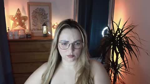 Snapshot of marrygrayes chatting on February 16, 2025, 10:21 pm Maria  online broadcast from Tuesday to Suturday from 6 pm to 12 pm Germany time Sunday-Monday offline online show from February 16, 2025, 10:21 pm