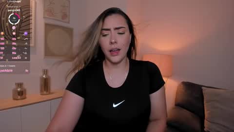 Snapshot of martinnabonnet chatting on February 19, 2025, 5:38 pm Martinna Bonnet online show from February 19, 2025, 5:38 pm