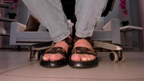 Snapshot of martinnabonnet chatting on February 28, 2025, 10:41 am Martinna Bonnet online show from February 28, 2025, 10:41 am