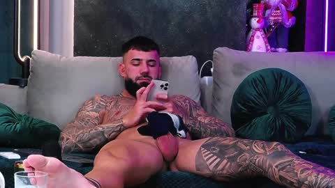 Snapshot of masterkingofmuscle chatting on December 16, 2024, 2:49 pm masterkingofmuscle online show from December 16, 2024, 2:49 pm