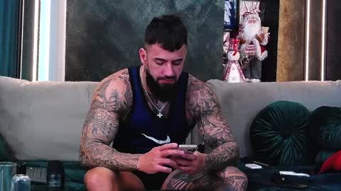 Snapshot of masterkingofmuscle chatting on December 20, 2024, 11:10 am masterkingofmuscle online show from December 20, 2024, 11:10 am