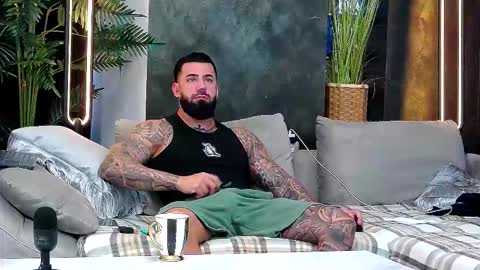 Snapshot of masterkingofmuscle chatting on November 4, 2025, 7:51 am masterkingofmuscle online show from November 4, 2025, 7:51 am