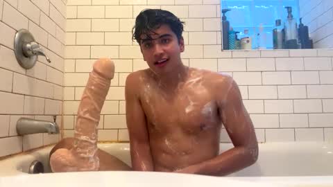 Snapshot of maxantax chatting on November 7, 2025, 9:15 pm maxantax online show from November 7, 2025, 9:15 pm