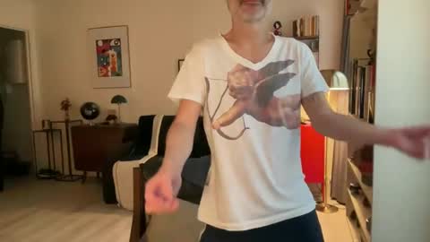 Snapshot of maxbow chatting on December 7, 2024, 2:46 pm Max Mikado online show from December 7, 2024, 2:46 pm